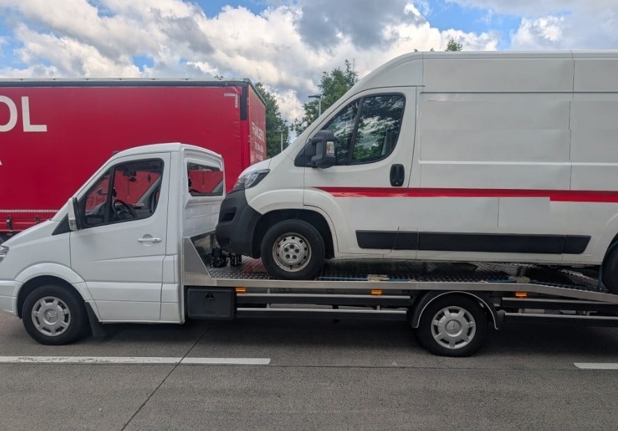 Cuxhaven Überladener Kleintransporter transportiert anderen Kleintransporter