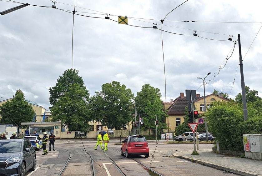 Lkw reißt Tram-Oberleitung München