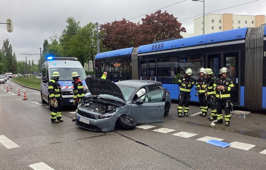 Mรผnchen Unfall PKW Tram