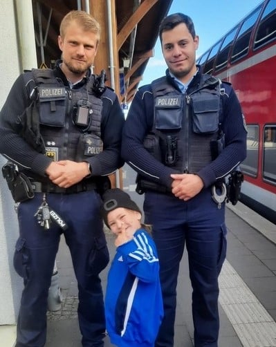 Kind alleine im Zug
