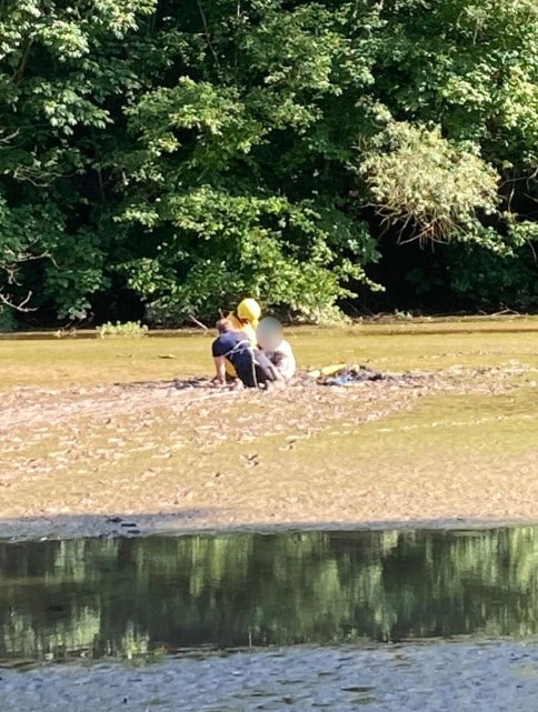 Kind im Schlamm