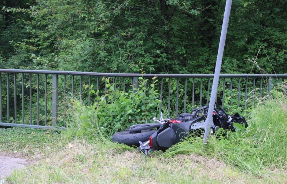 Motorradfahrerin stürzt