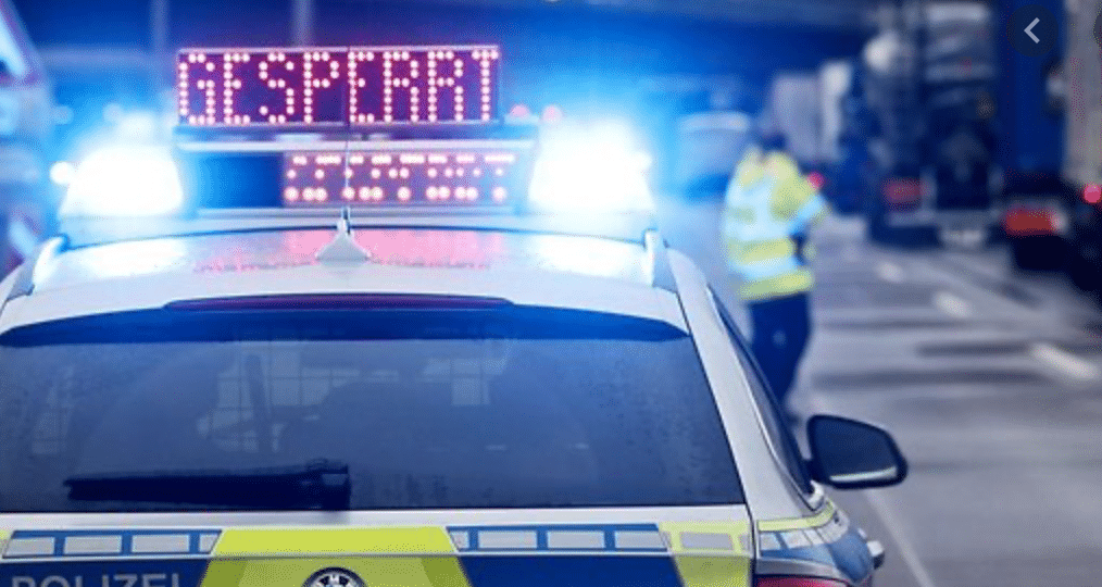 Sattelzug kippt auf der A61 bei Laudert um