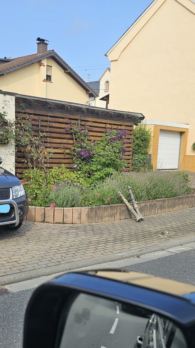 Beschädigter Pfosten Flacht