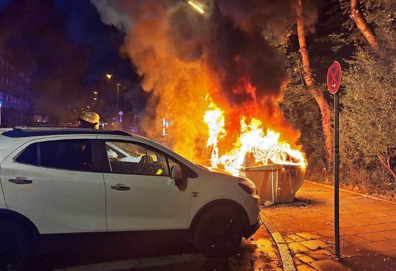 Mรผnchen Glascontainer in Brand