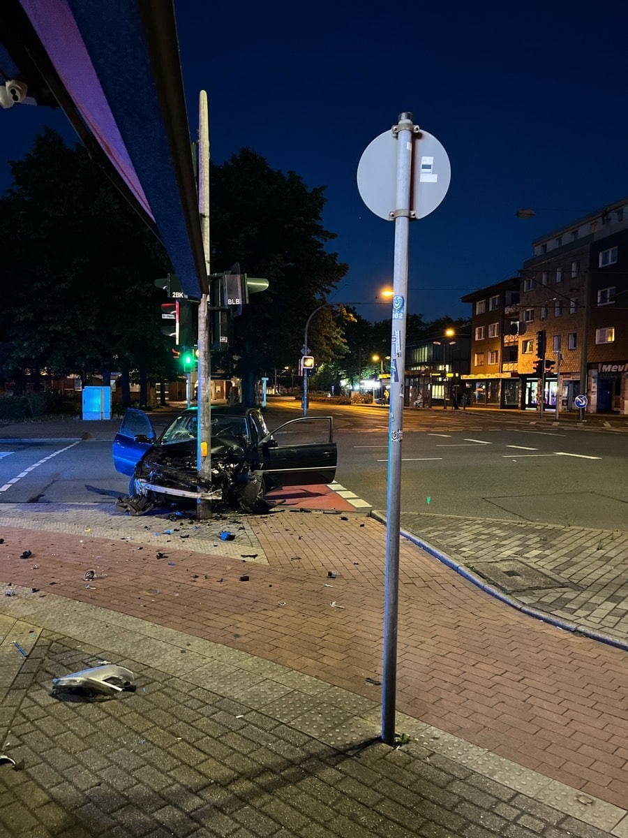 Auto kollidiert mit Ampel
