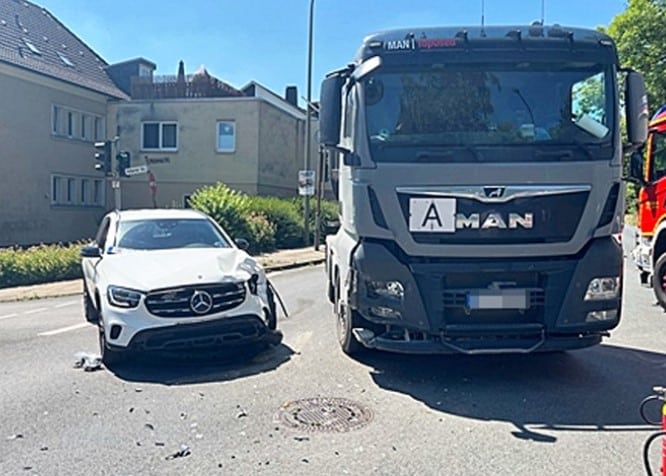 Mercedes und LKW
