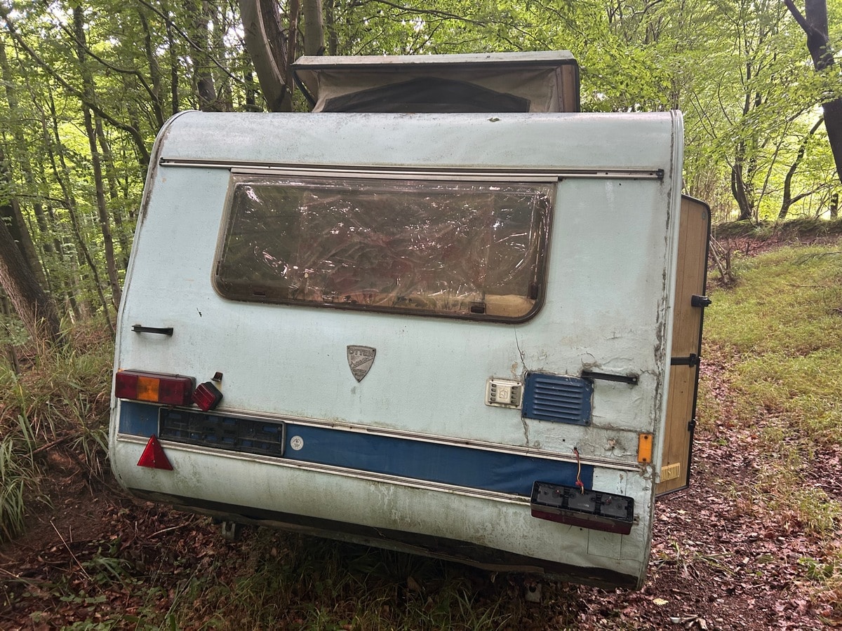 Wohnwagen illegal entsorgt