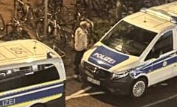 mann pinkelt gegen Bundespolizei Auto