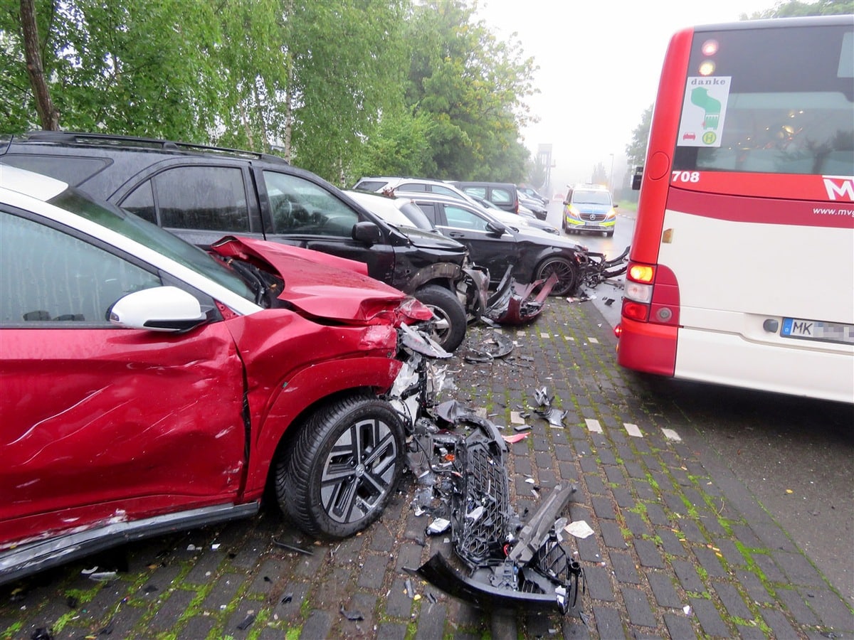 Bus mit Autos kollidiert