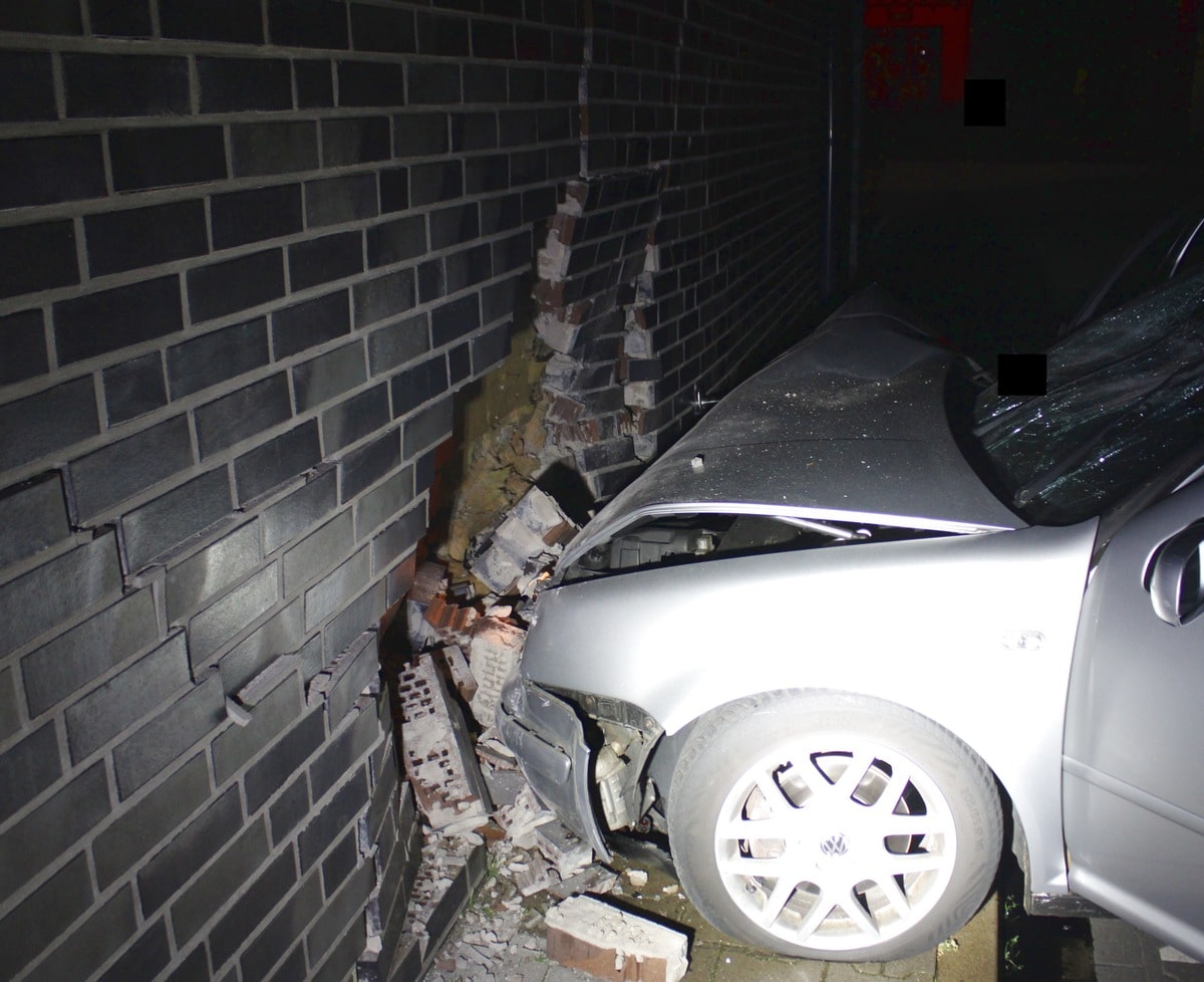 Auto krachte in Hauswand
