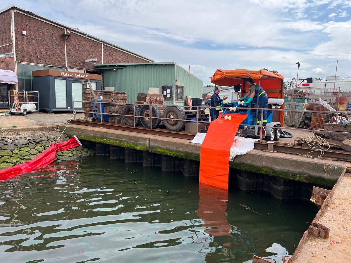 Ölunfall im Büsumer Hafen