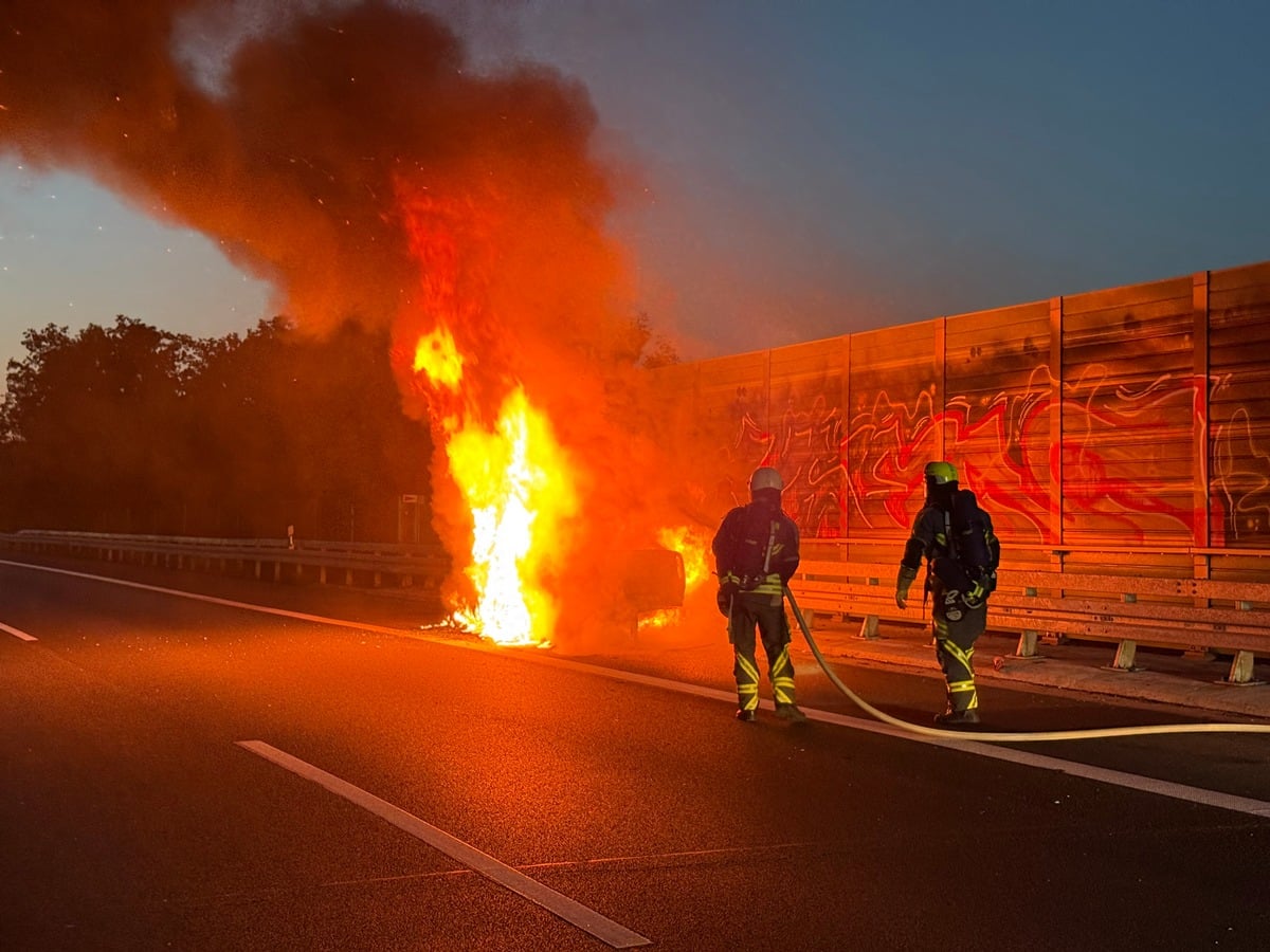 Pkw in Vollbrand
