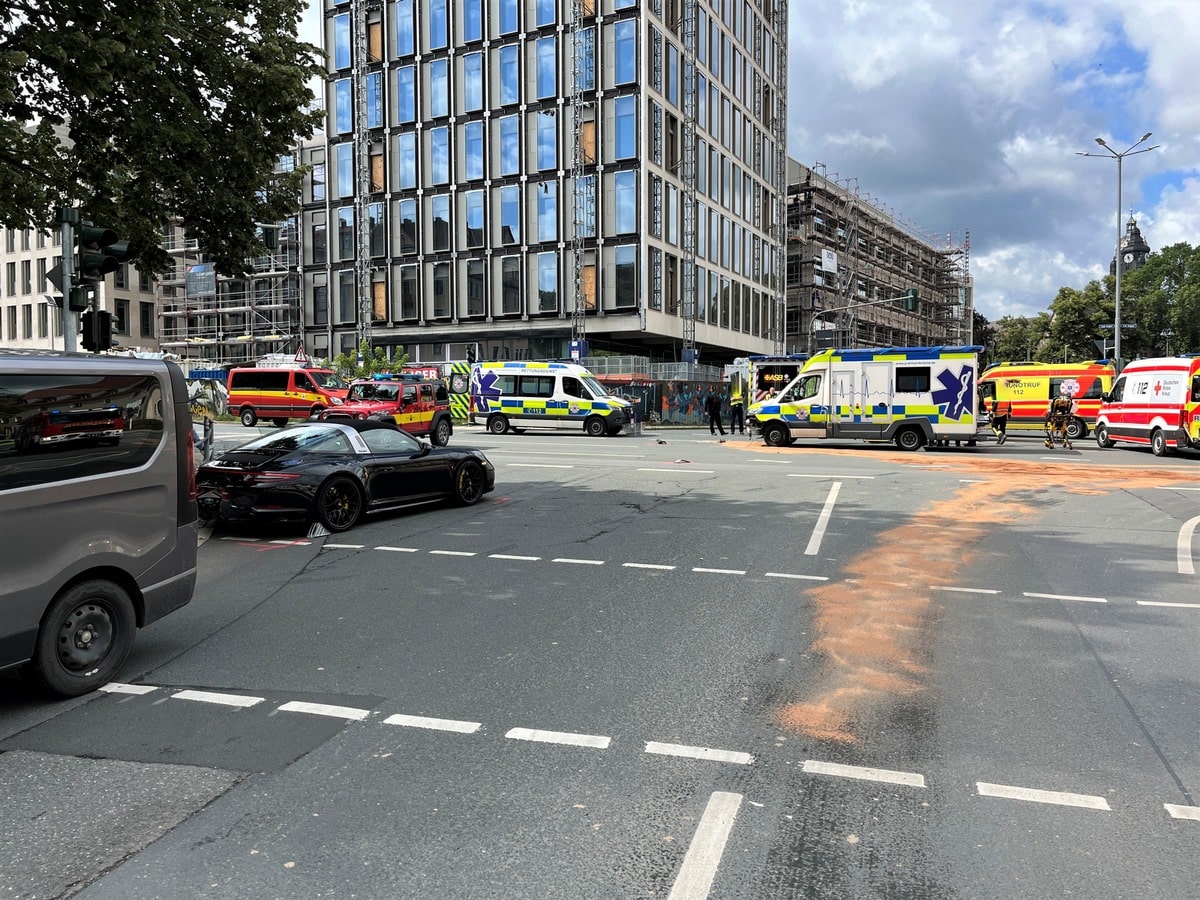 Porsche Rettungswagen Kollision