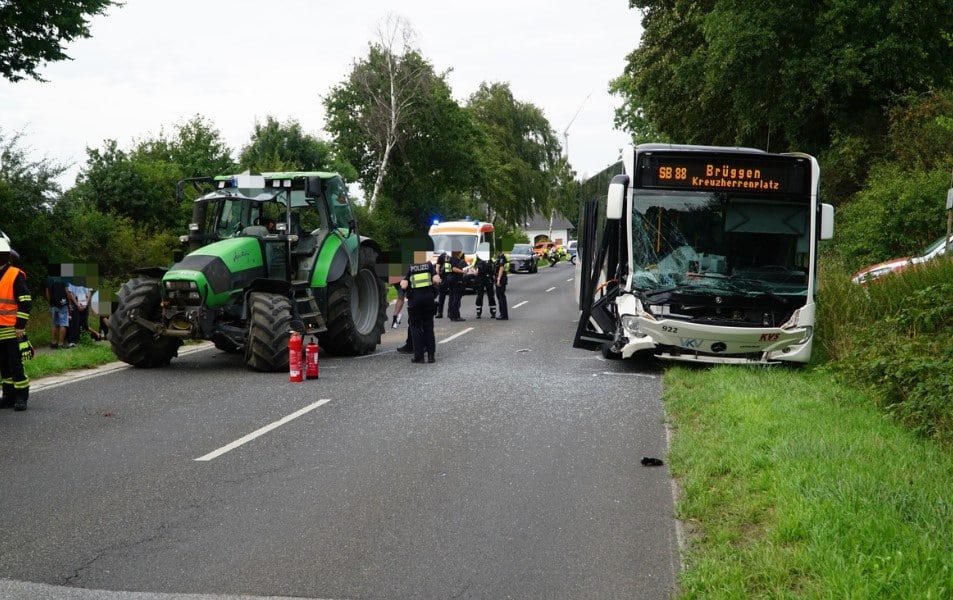 Unfall Bus Traktor