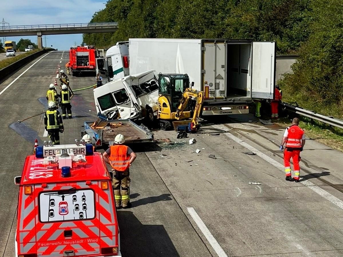 Unfall zwischen einem LKW und Transporter A3