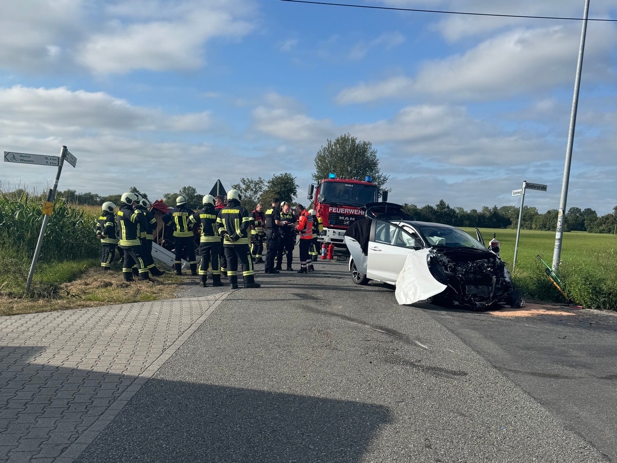 unfall zwischen Auto und Pritschenwagen