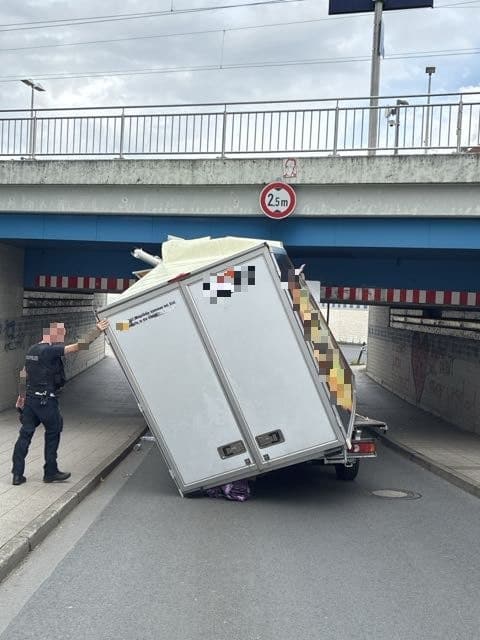 Unfall an Bahnunterführung in Offenbach-Bieber