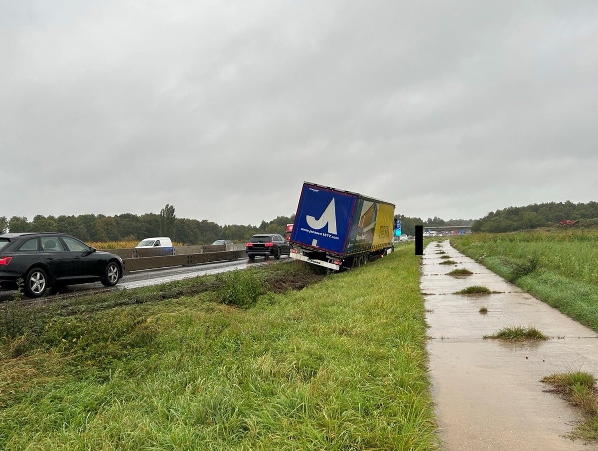 LKW fährt sich in Baustelle der A65 fest