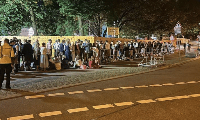 Oktoberfest 2025, lange Schlange, Einlass, Theresienwiese, München, Sicherheit, Messerverbot, Schottenhamel