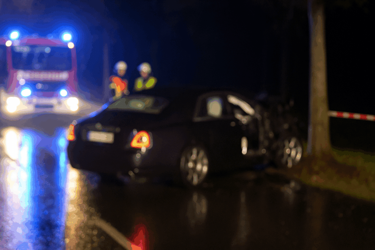 Rolls-Royce-Unfall Winsen (Luhe), Osttangente, Fahrer flüchtig, Beifahrer schwer verletzt, Polizei Niedersachsen, Feuerwehr Winsen, Unfall Niedersachsen