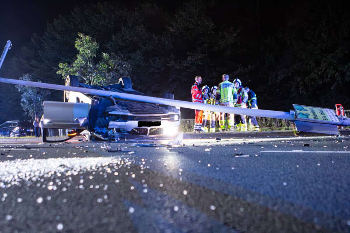 Verkehrsunfall Dortmunder Straße, BMW überschlagen, Feuerwehr Einsatz, Polizei Ermittlungen, Stadtwerke Laterne, Rüstzug, Löschgruppe Obergrüne, Schaulustige, Einsatzstelle, NRW