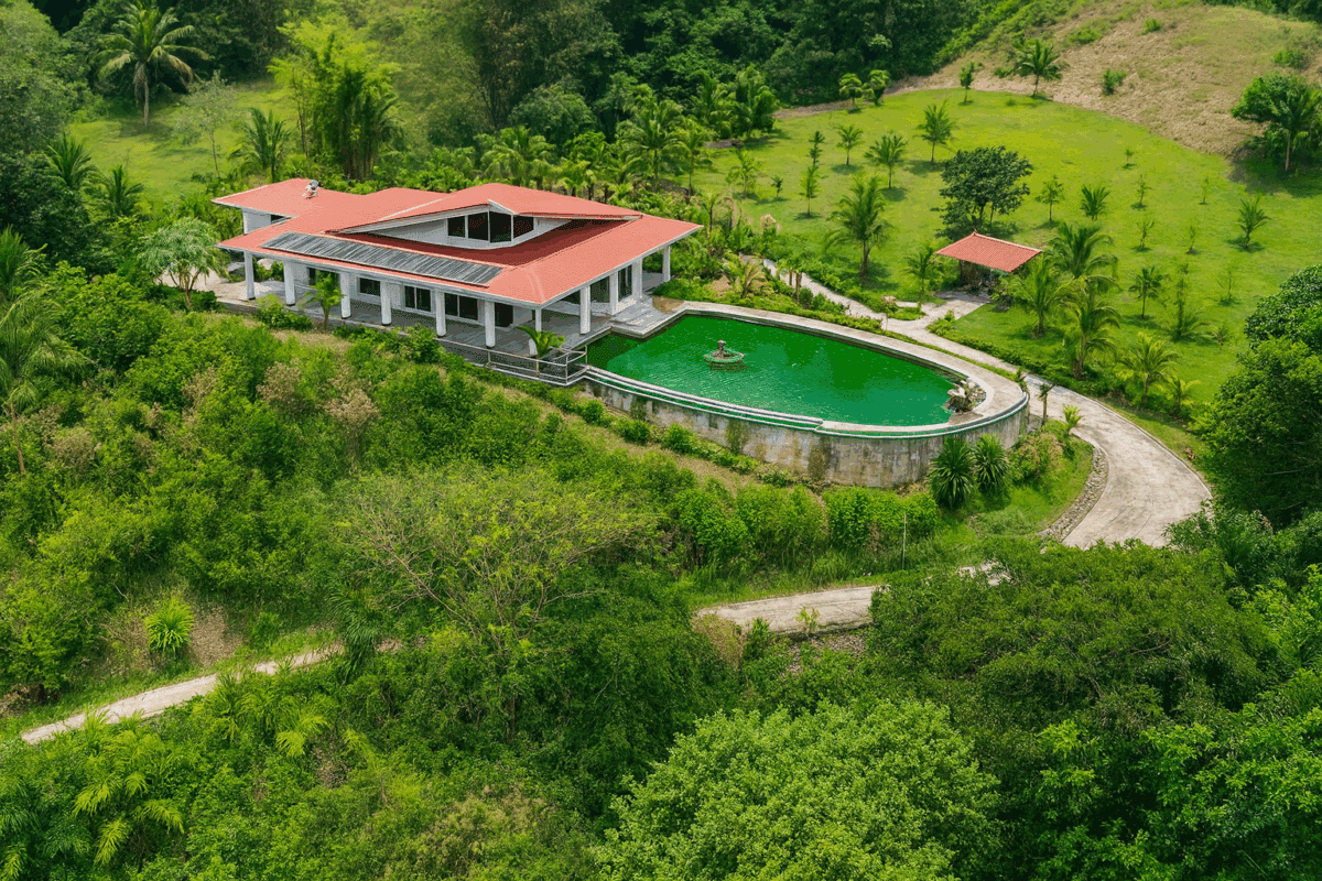 Tropische Villa mit Pool und Pavillon