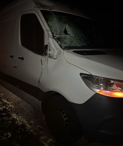 Transporter kollidiert mit geöffneter Fahrertür