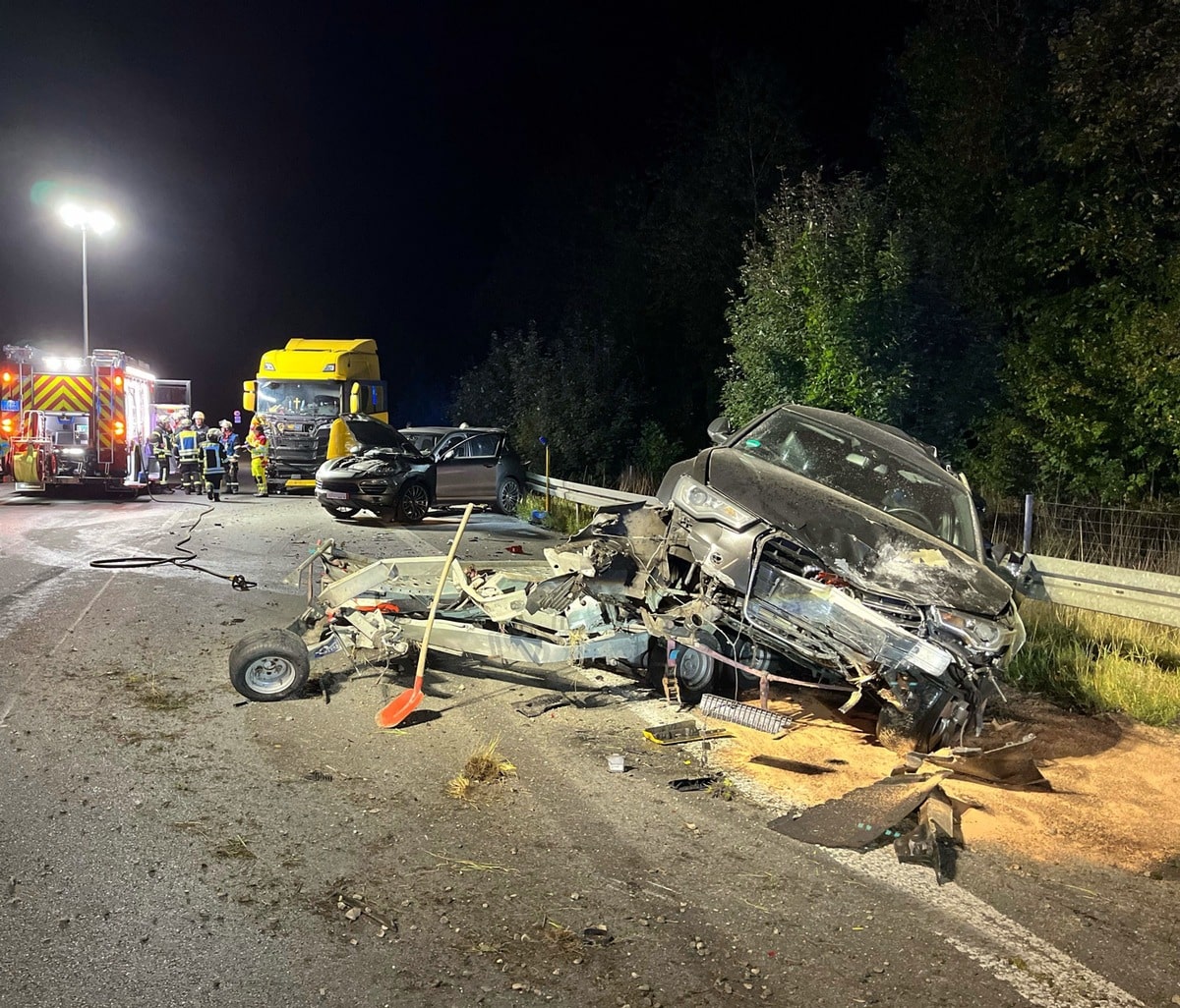 LKW kollidiert mit einem Pannenfahrzeug