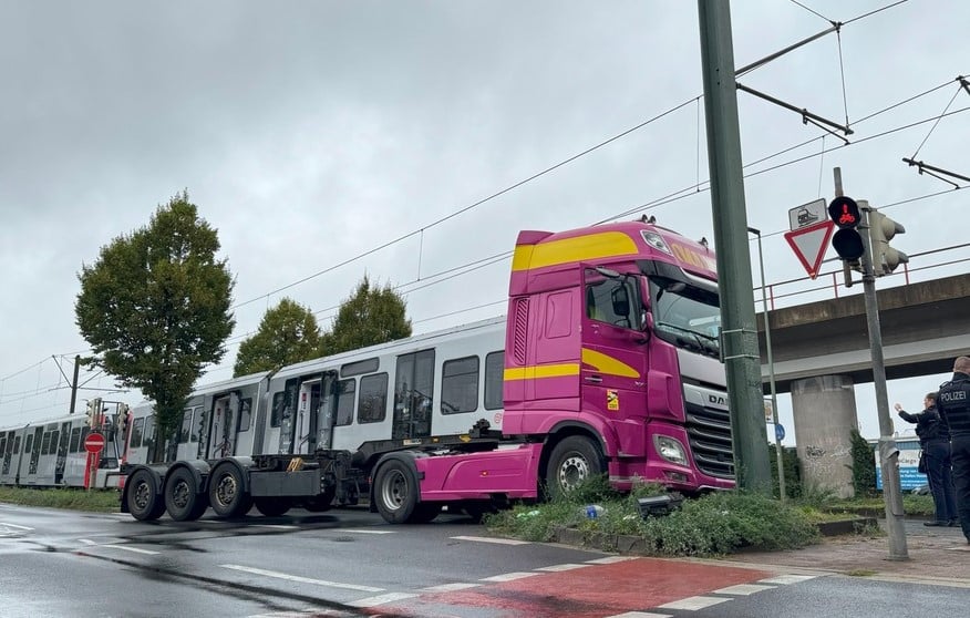 Verkehrsunfall zwischen LKW und Straßenbahn Neuss