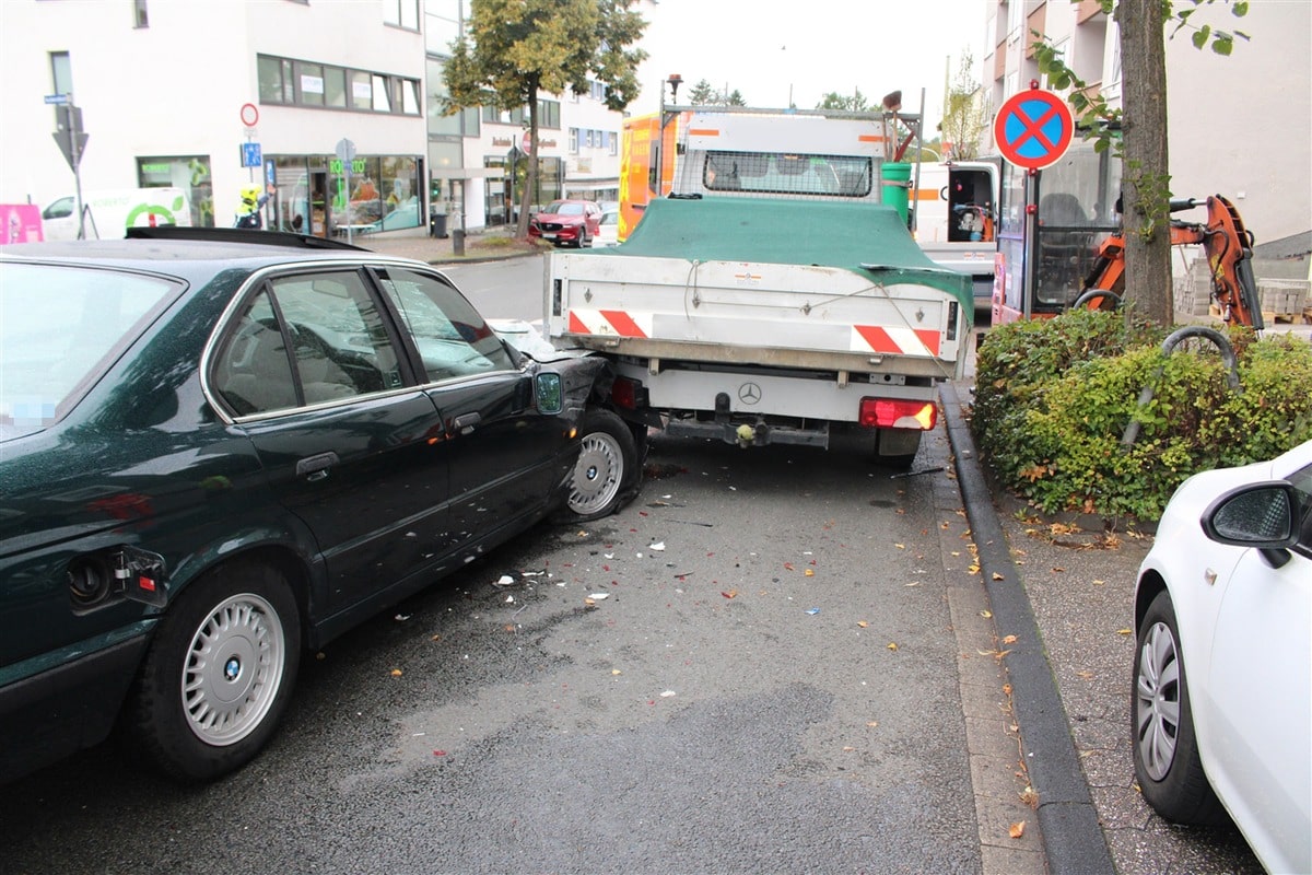 BMW kracht in Baustellenfahrzeug auf der Eppenhauser Straße