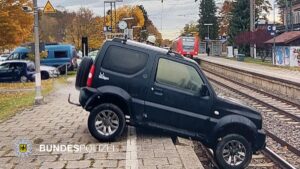 SUV rollt in Gleisbereich Feldafing