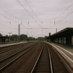 Bahnstation bei grauem Himmel