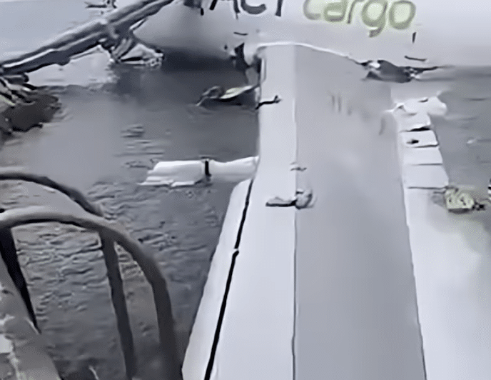 Boeing 747 stürzt ins Meer