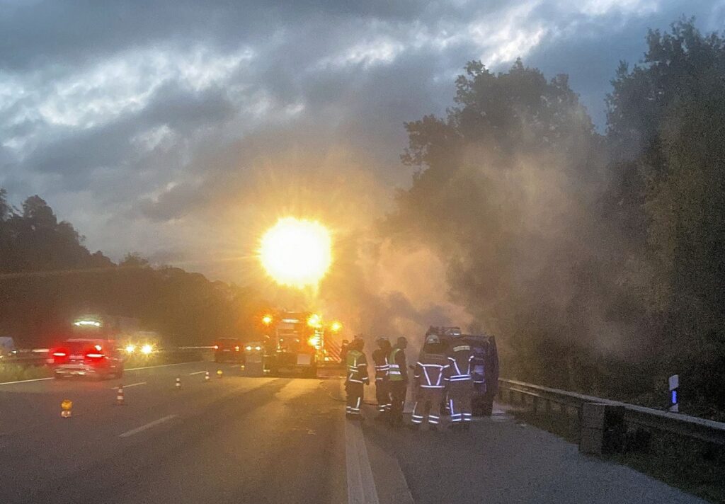 Fahrzeugbrand auf Autobahn