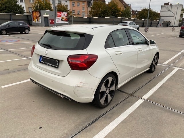 Parkrempler - Rotes Auto gesucht