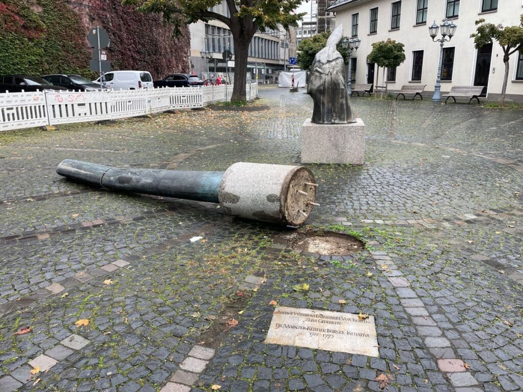 LKW-Unfall auf dem Bischofsplatz Mainz