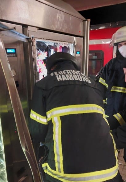 Mann steckt im Snackautomaten Hamburg