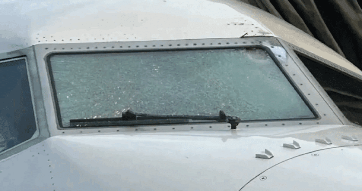 Unbekanntes Objekt trifft Flugzeug