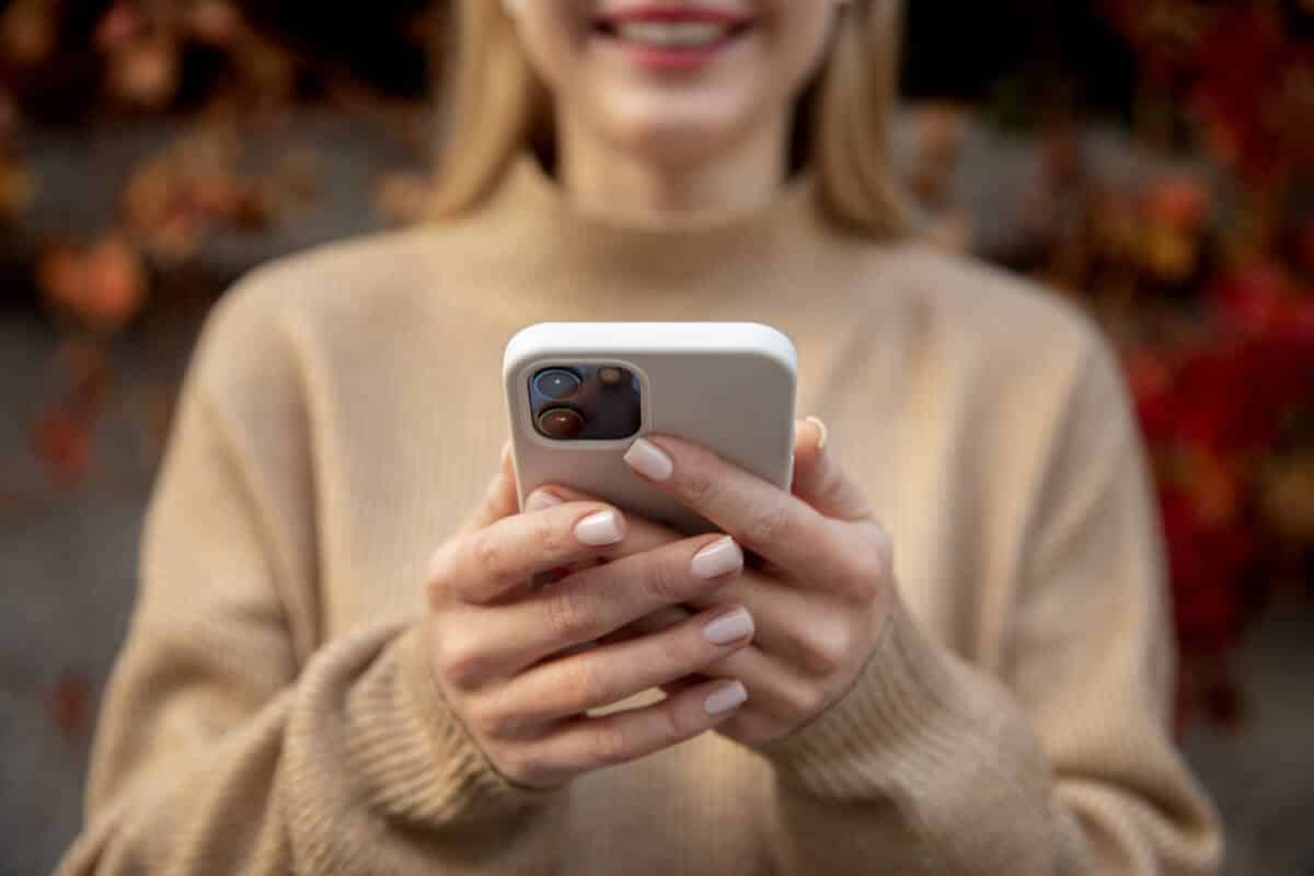 close-up-smiley-woman-with-phone