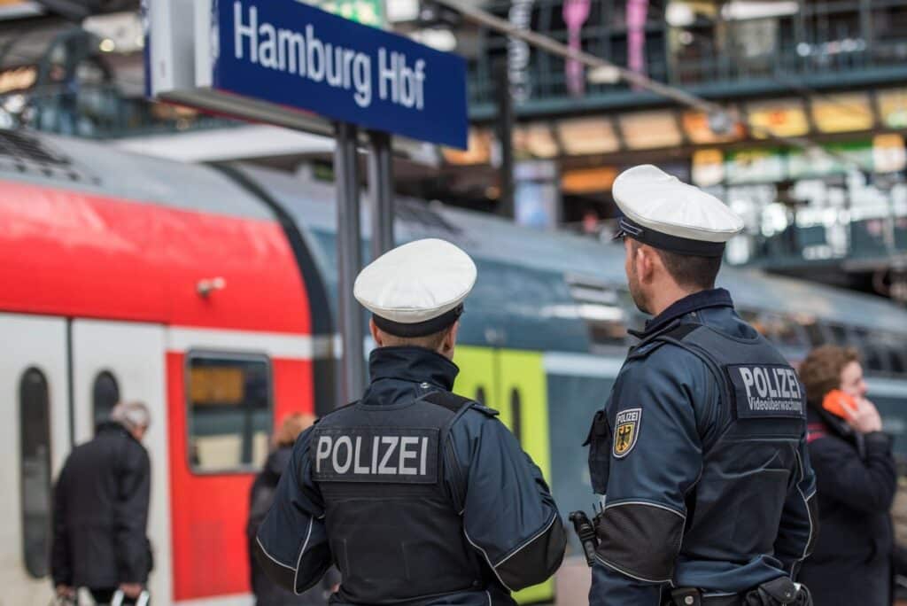 Betrunkener Mann am Hamburger Hauptbahnhof