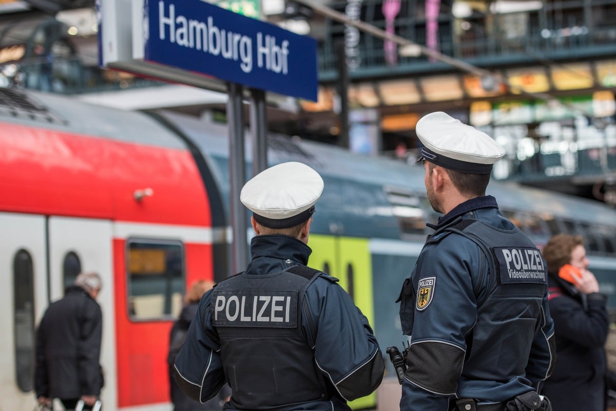 Betrunkener Mann am Hamburger Hauptbahnhof