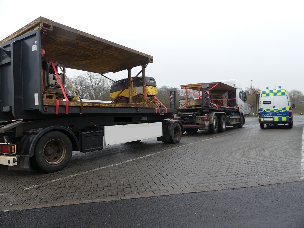 unsicher beladener Lastzug an der A5