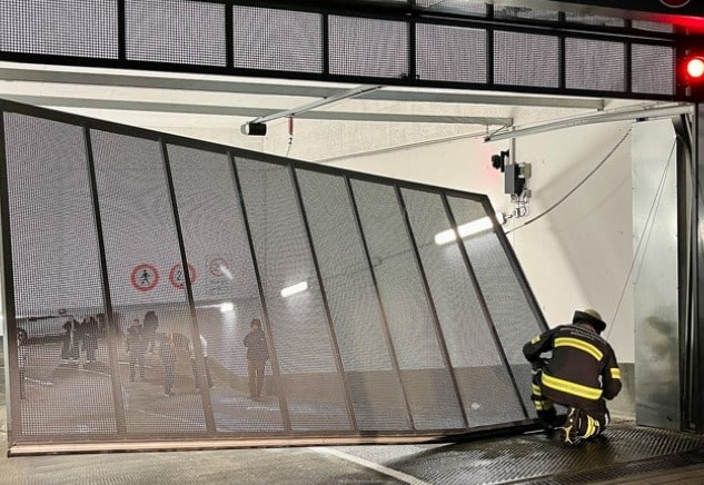 Feuerwehr entfernt beschädigtes Garagentor