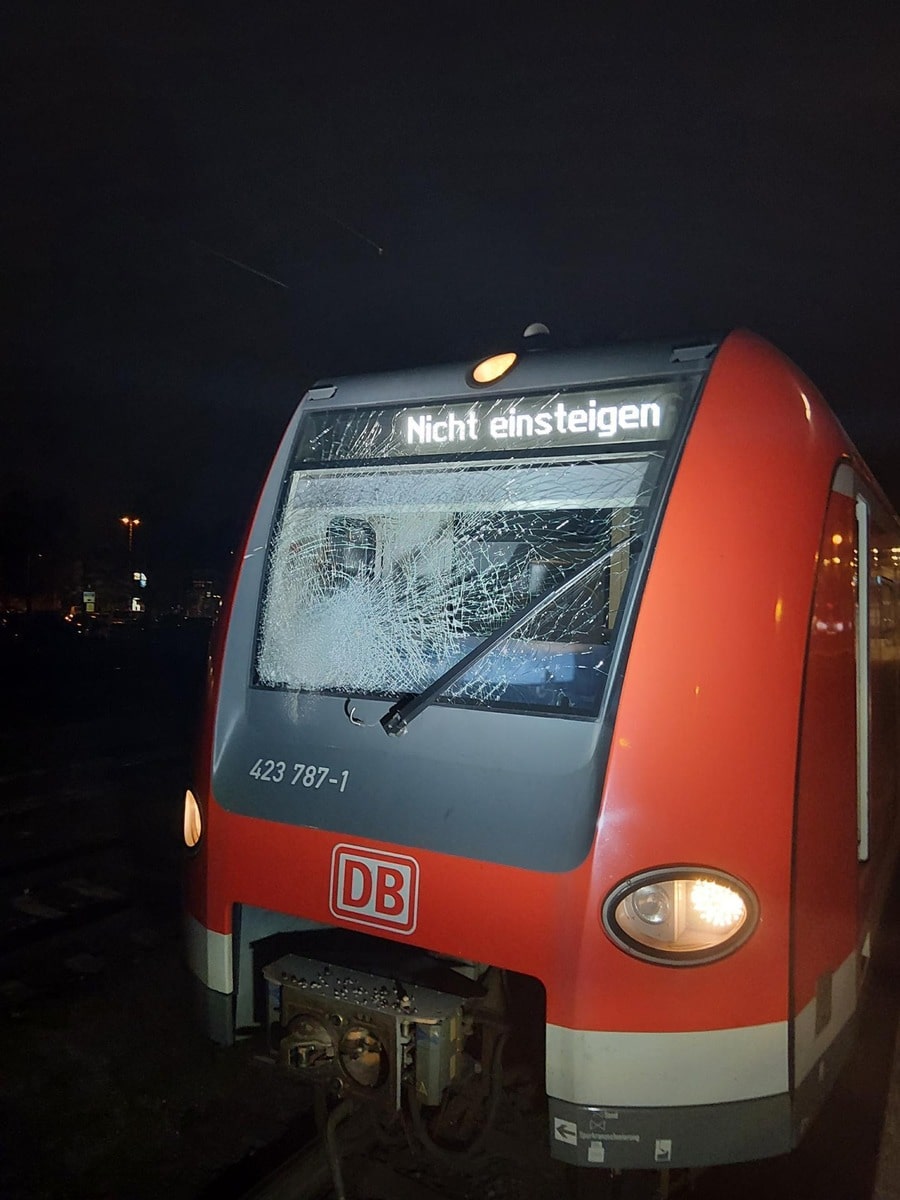 Betonabdeckung auf S-Bahn geworfen