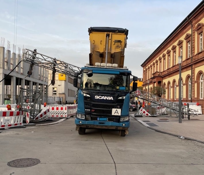 Lkw kollidiert mit Baustellenbrücke