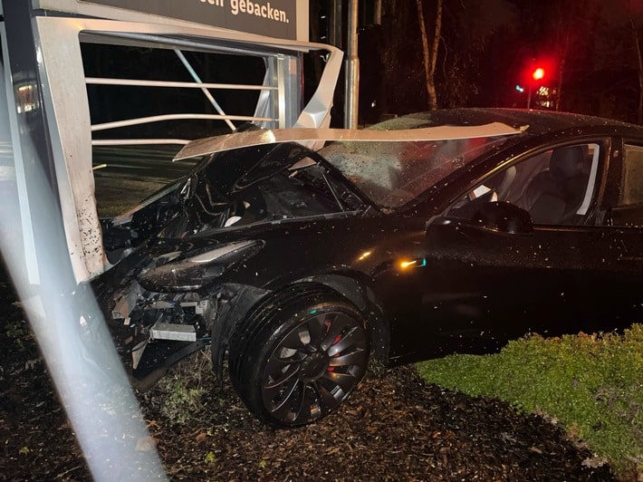 Tesla-Fahrer prallt in Werbetafel