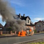 Auto brennt auf der Clus