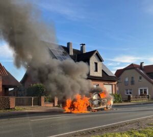 Auto brennt auf der Clus
