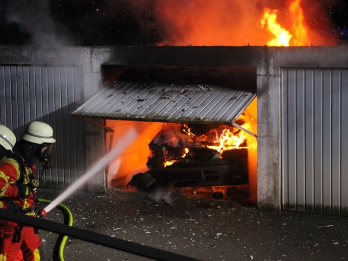 Fahrzeuge brennen in Minden
